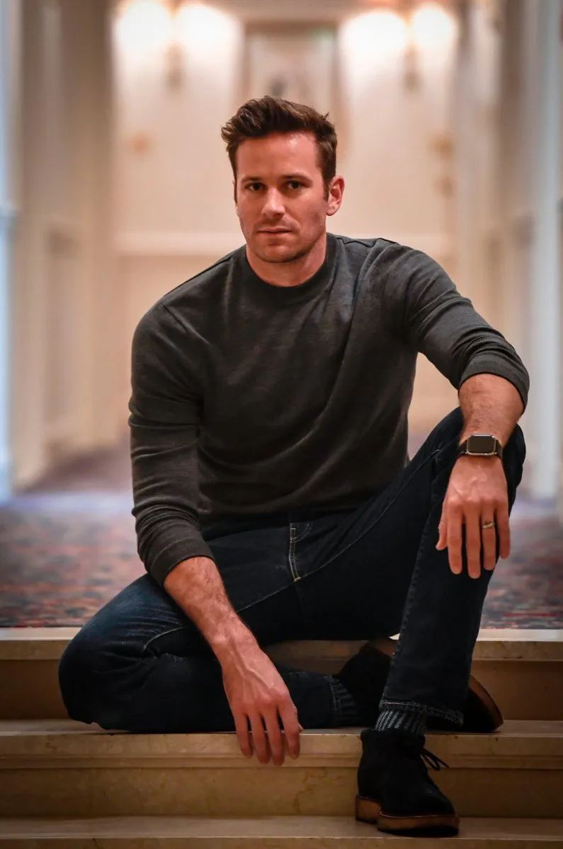 Armie Hammer 正在脚踏实地重新做人
