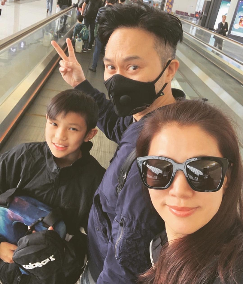 袁咏仪春节返港与儿子团聚，从背后抱魔童超有爱，母子同框像姐弟