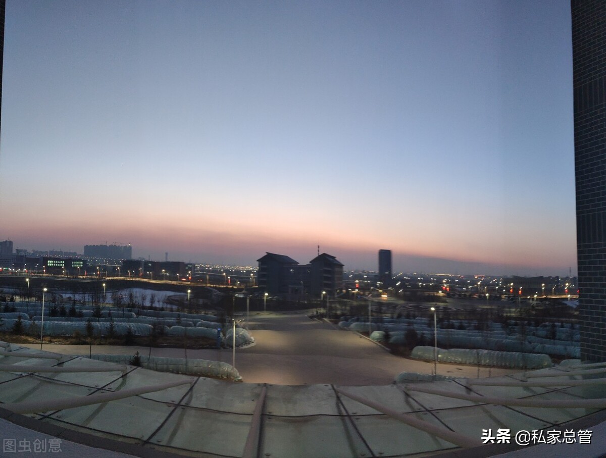 你不要着急，你先去读你的书，我去看我的电影