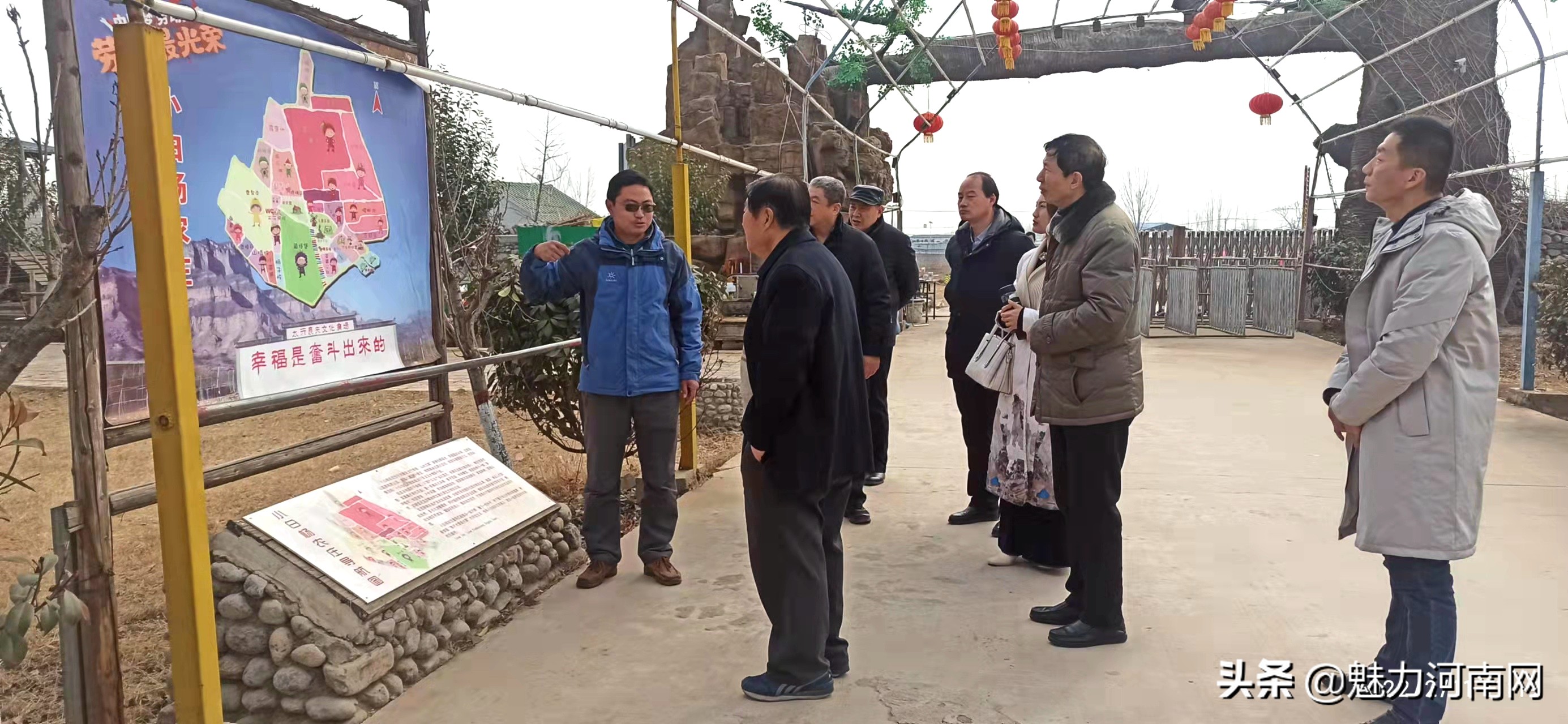 新乡市老年学学会文旅工作站在辉县市太行柴瓷基地举行挂牌仪式