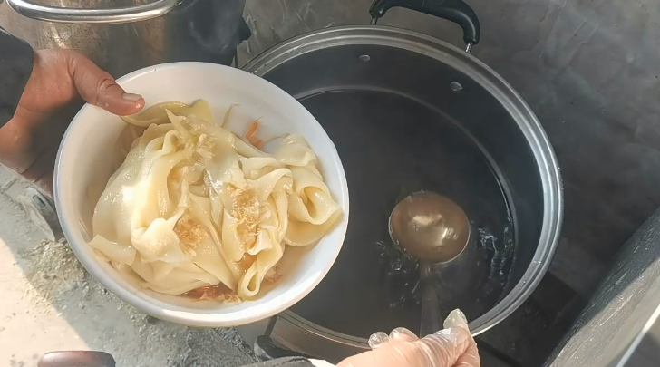 怎么做凉皮好吃又简单（正宗陕西凉皮不揉面不洗面）