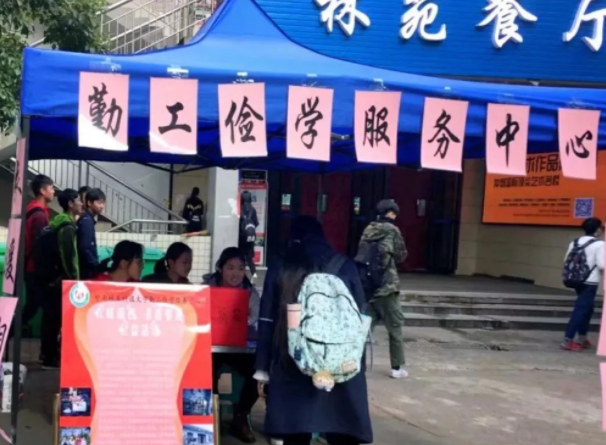 河北仨女大学生，因食堂饭菜不合胃口，竟租下档口自制配方卖米线