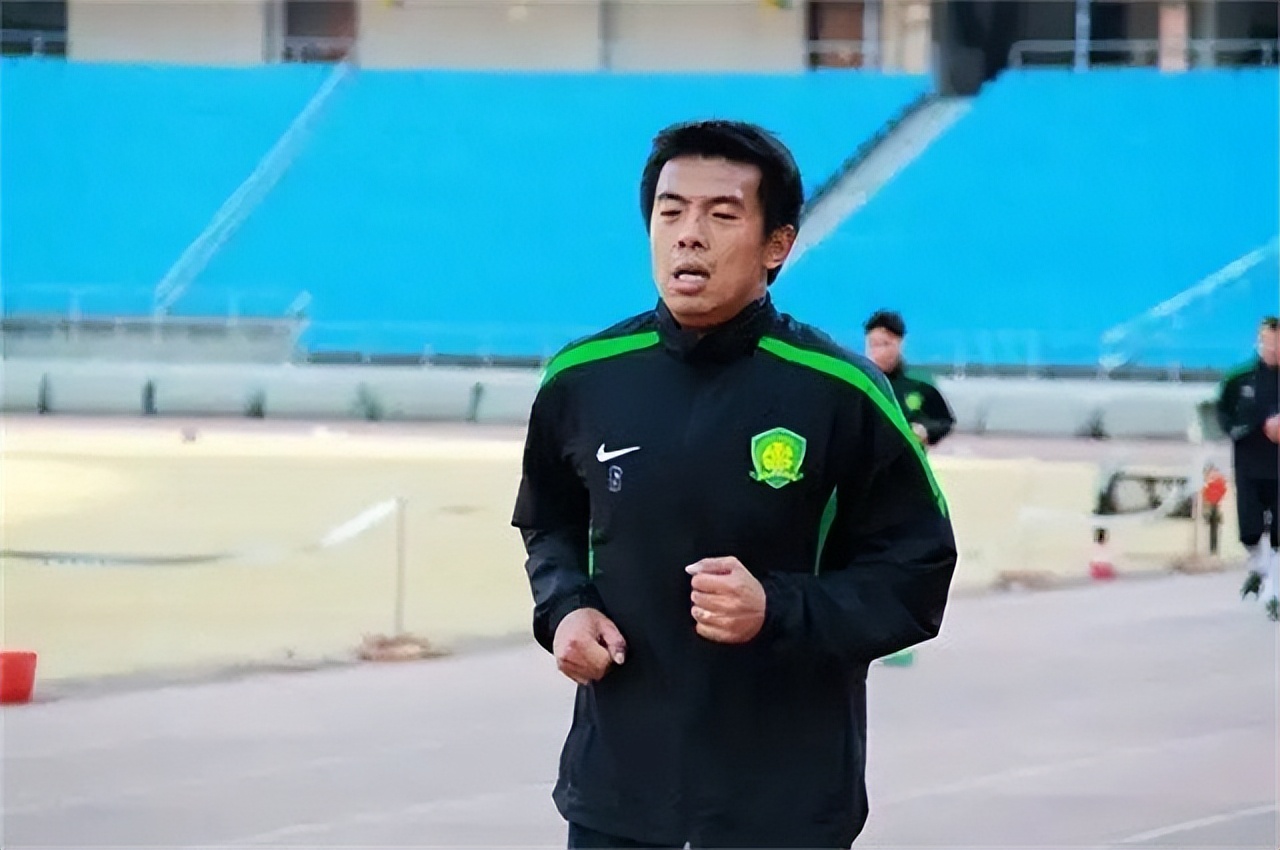 前国脚徐亮28岁落选国家队，退役后当网红，流泪哭诉“混得很差”