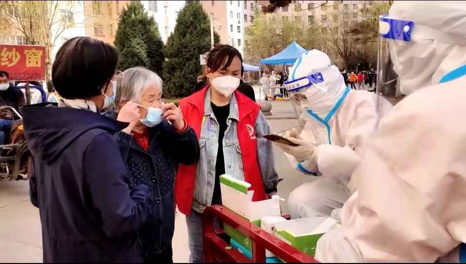 西固区先锋路街道东苑社区增设流动核酸检测点 方便群众就近核酸采样