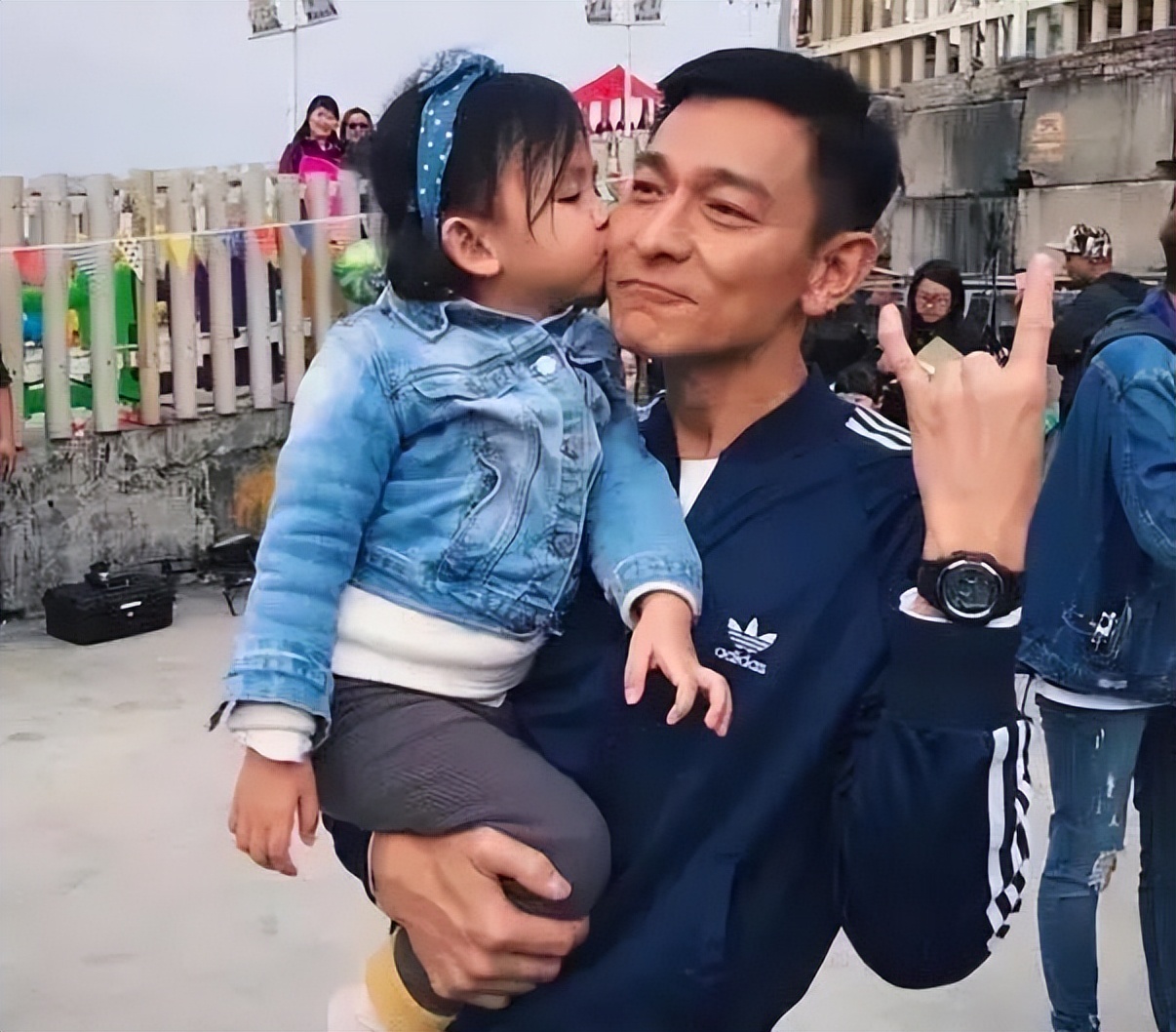 盘点“老来得子”的5位明星：有人和儿子年龄差达到60岁