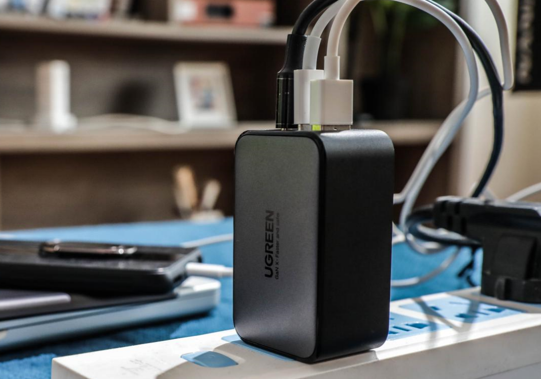 没错，它宛若口红般大小却一个顶三，全能又迷你，后悔入手晚了