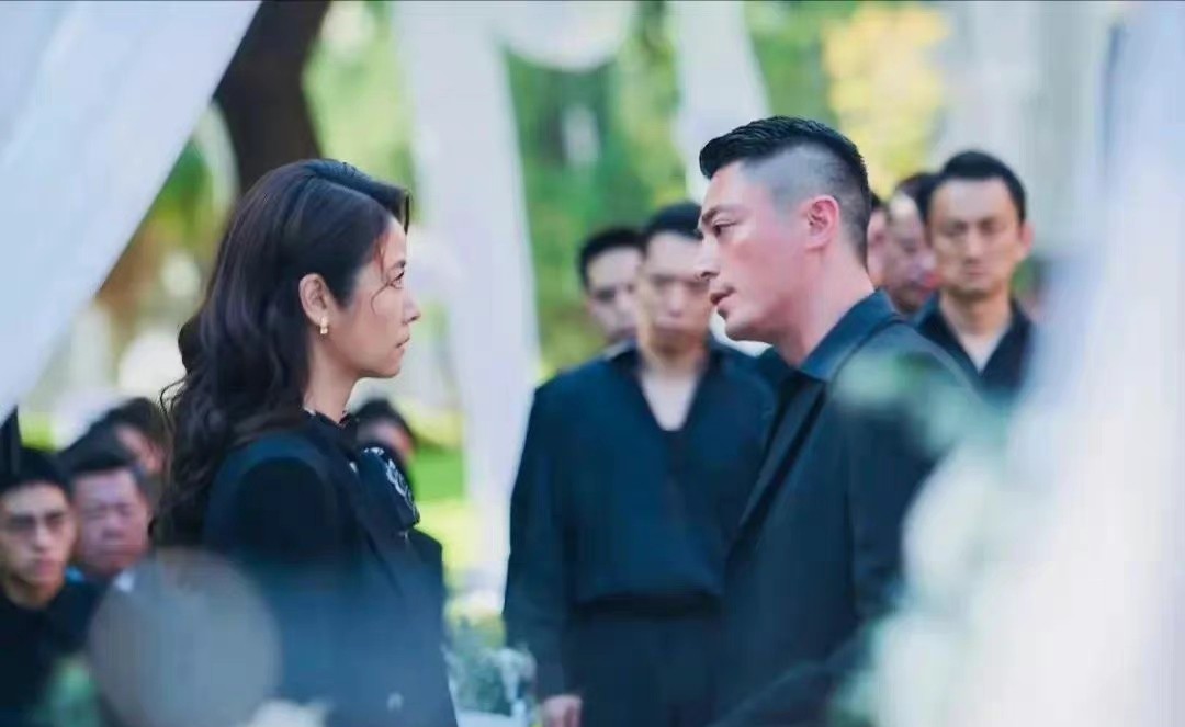 霍建华与友人聚会喝红脸，紧搂林心如好甜蜜，久未露面发福不少