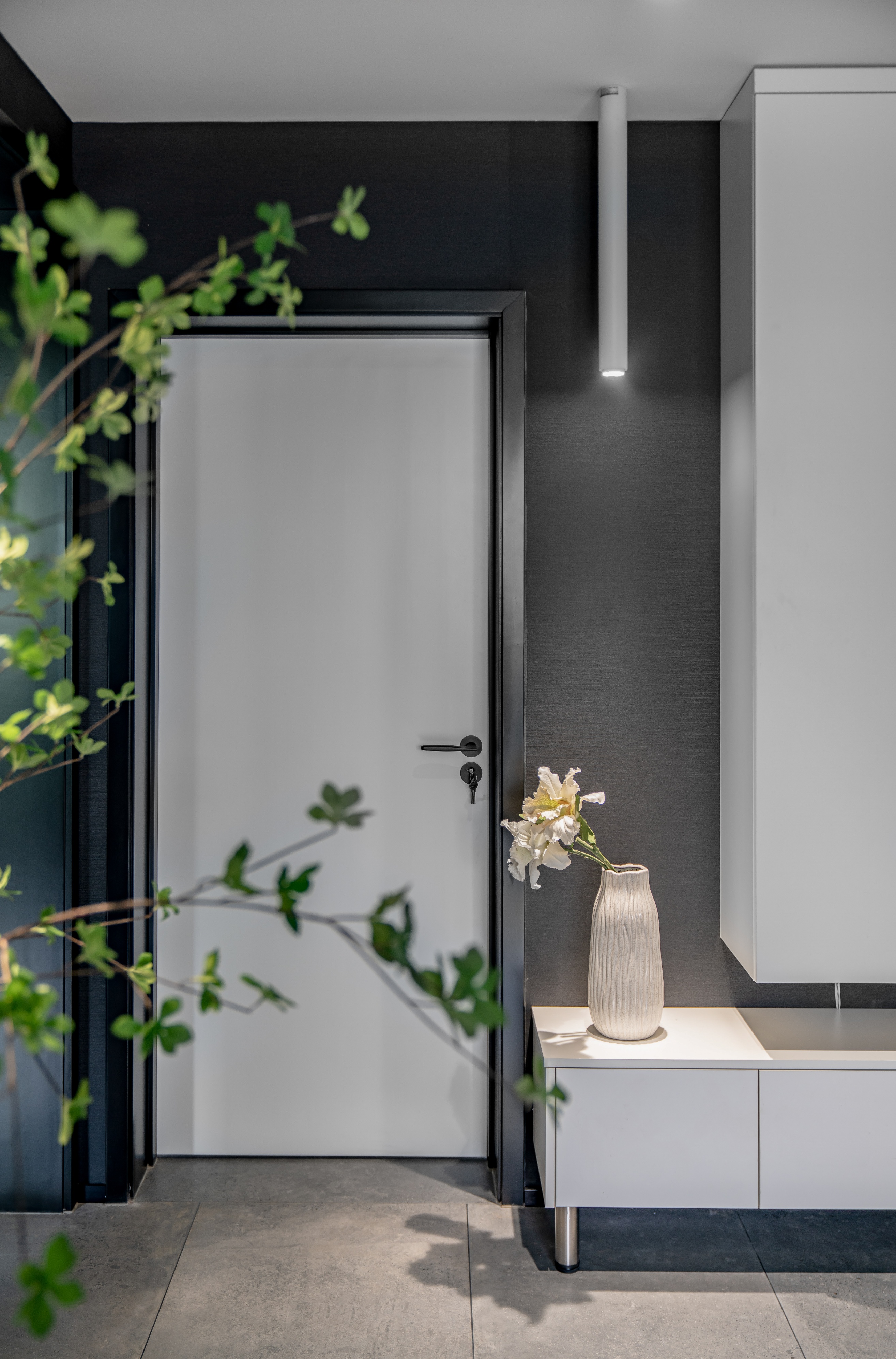 20年老房蜕变重生，为60+老夫妇打造黑白前卫家居