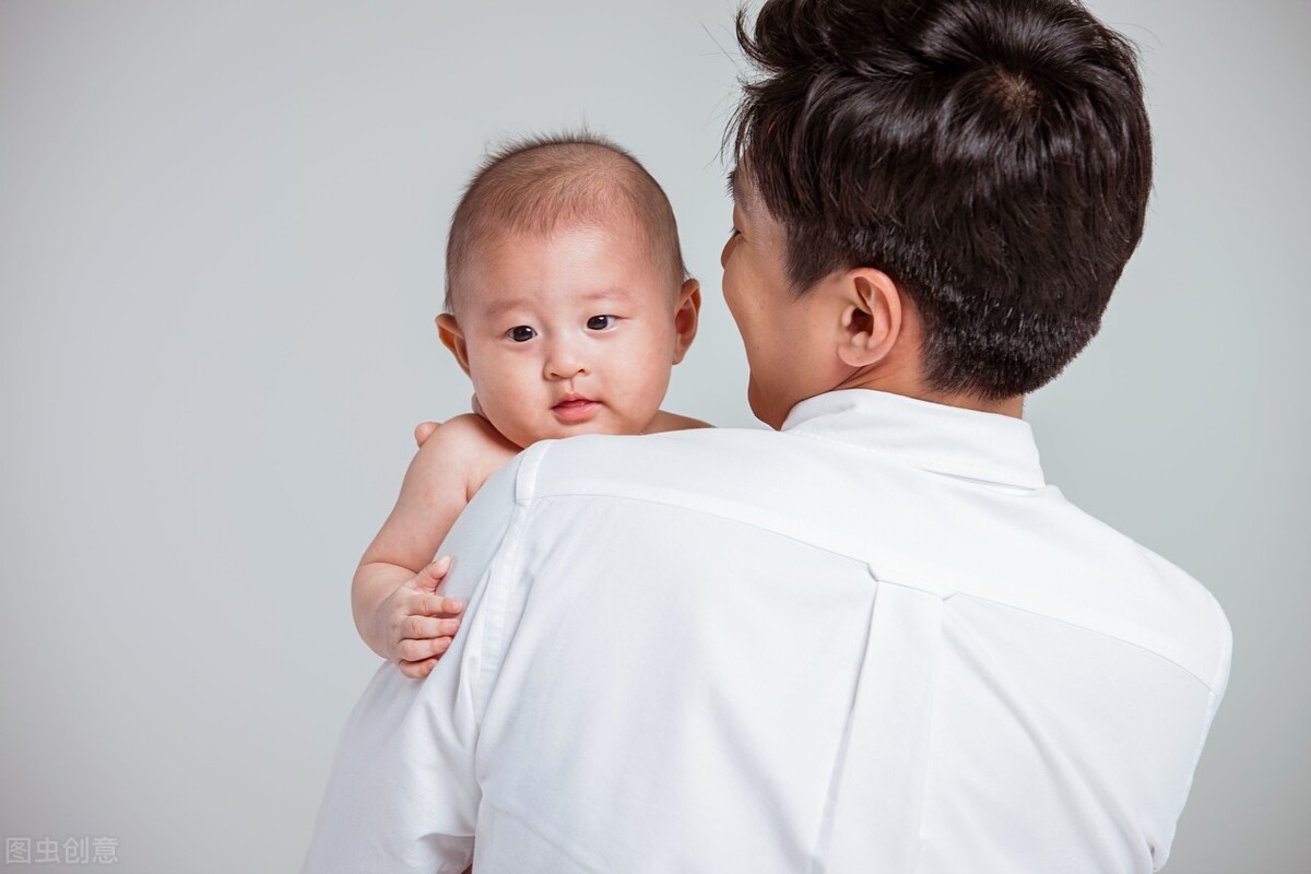 两个月婴儿可以竖着抱吗（婴儿一竖着抱就不哭）