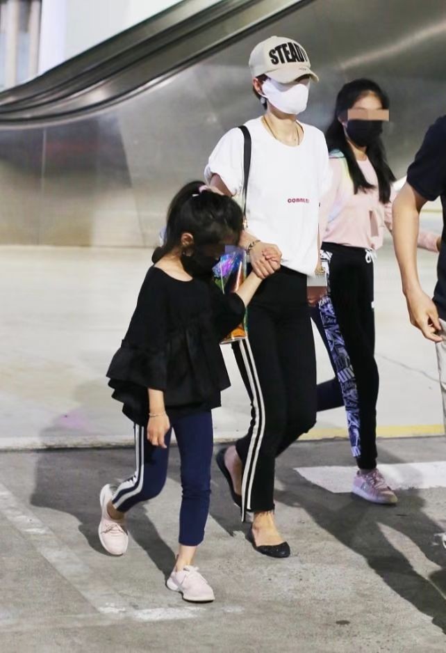 马伊琍品味真该提升了！娘仨穿成彼此翻版，但款式风格未免太普通