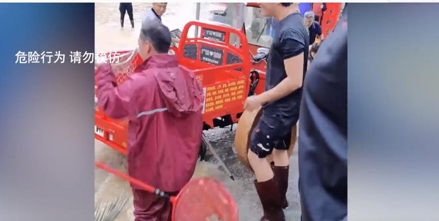 湖南永州：下暴雨 市民街头捉鱼 最大的5斤多