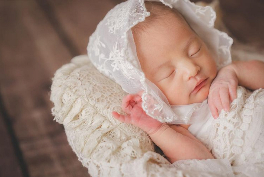 周杰伦全家出游，助理检查路人手机禁止拍照，网友建议当事人报警