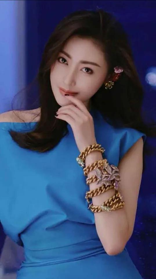 张天爱：清纯甜美，明艳动人，魅力十足