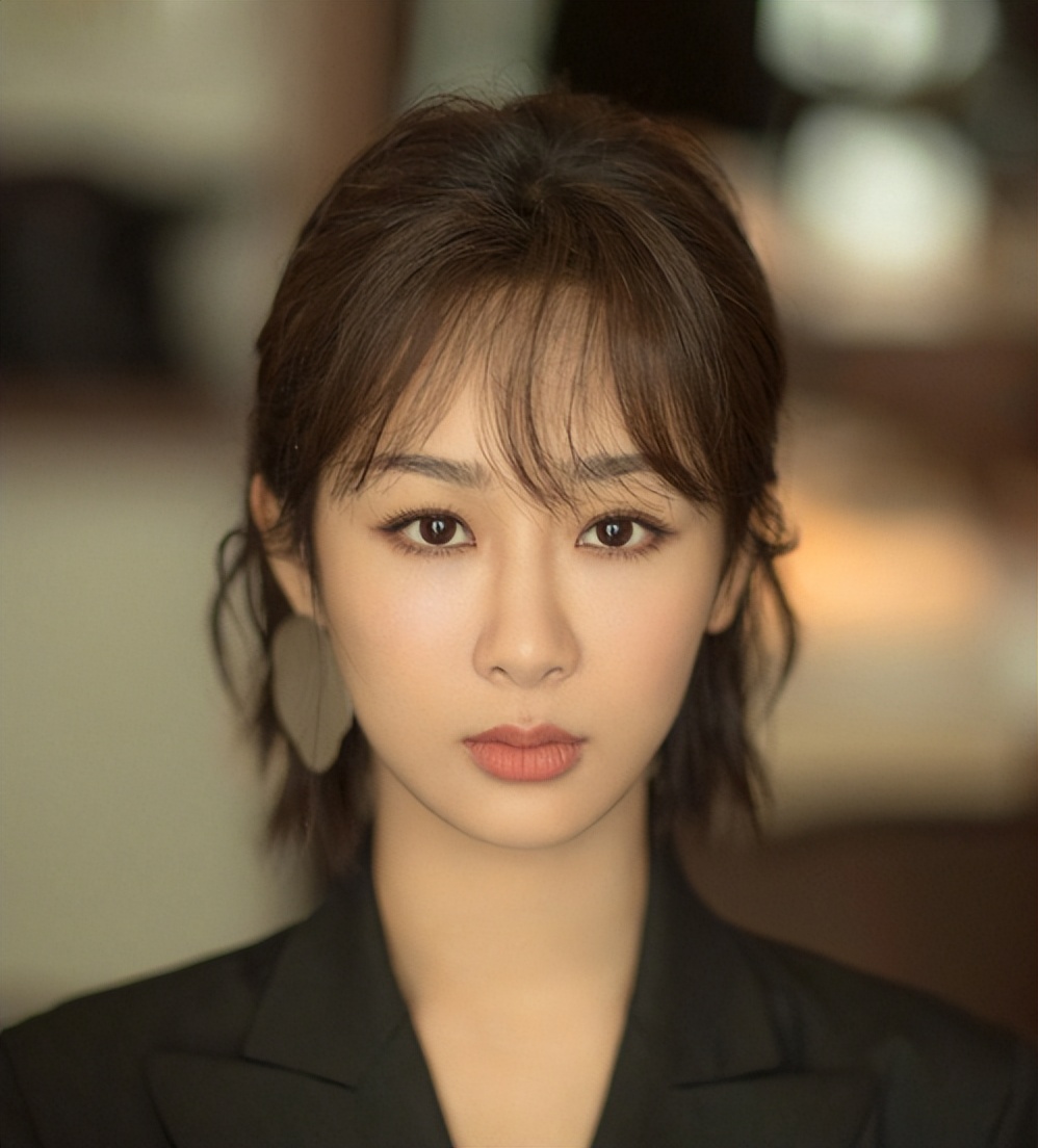 “金鹰女神”迪丽热巴:靠杨幂爆红,工作四年无休,沦为无戏可拍