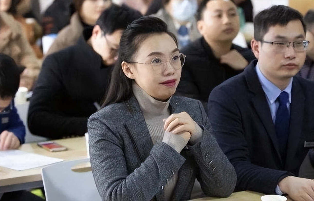 河南一女大学生晒母女照，女儿完败妈妈，果然没有对比就没有伤害