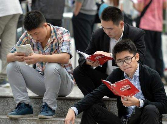 全国公务员年薪大概多少(有一种铁饭碗叫年薪20万，待遇不输公务员)