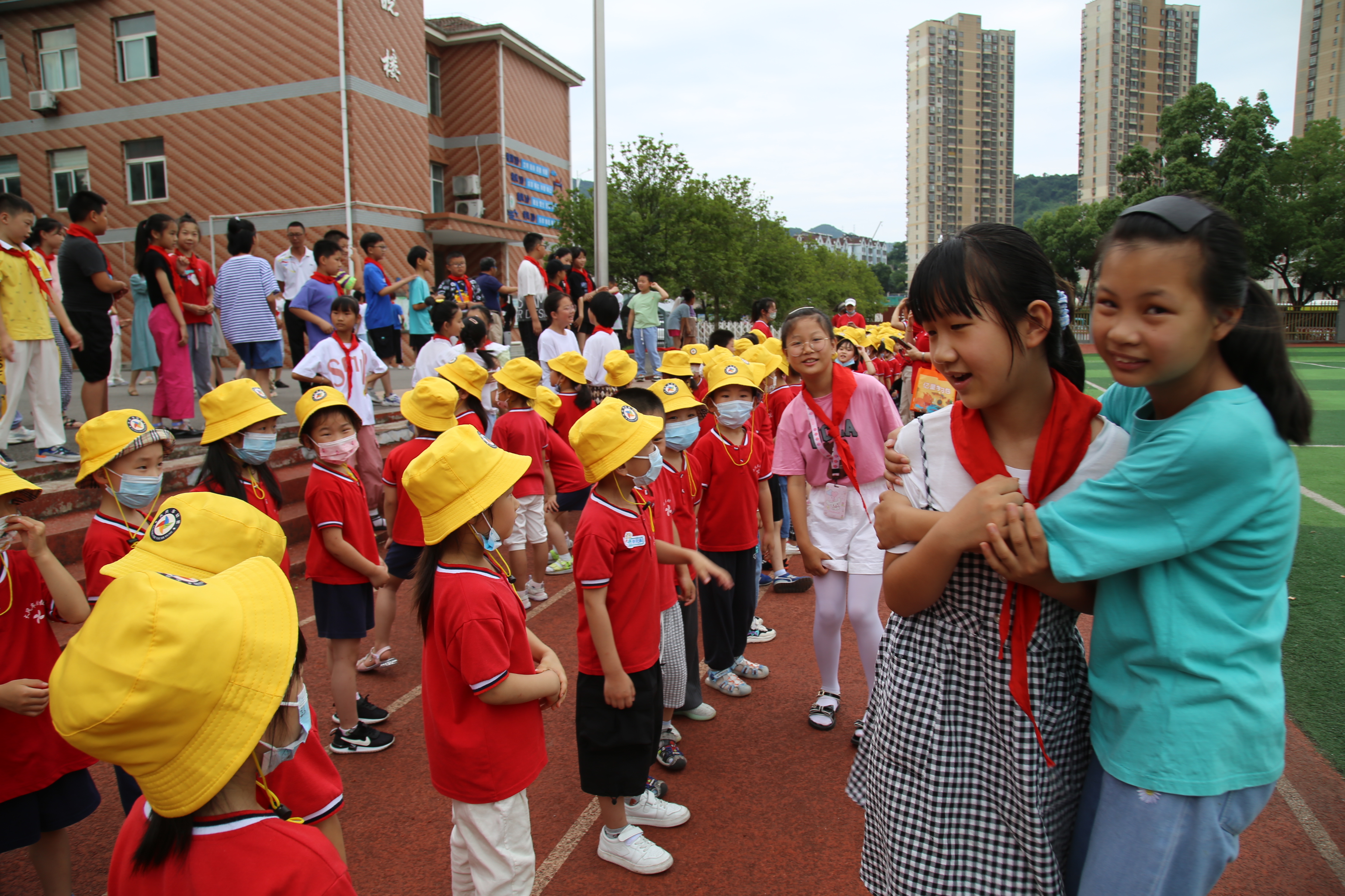 幼儿园孩子进东方红小学 体验小学生活