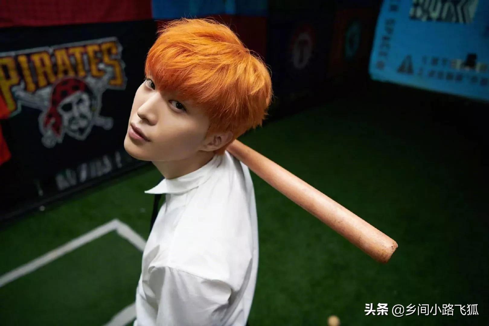 范丞丞橙发白衬衫大片曝光，有着满满青春气息