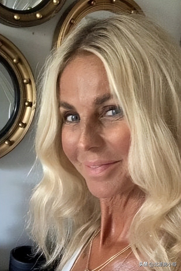 26岁的肯德尔与德文分手后只戴棒球帽晒日光浴，网友：分手了？