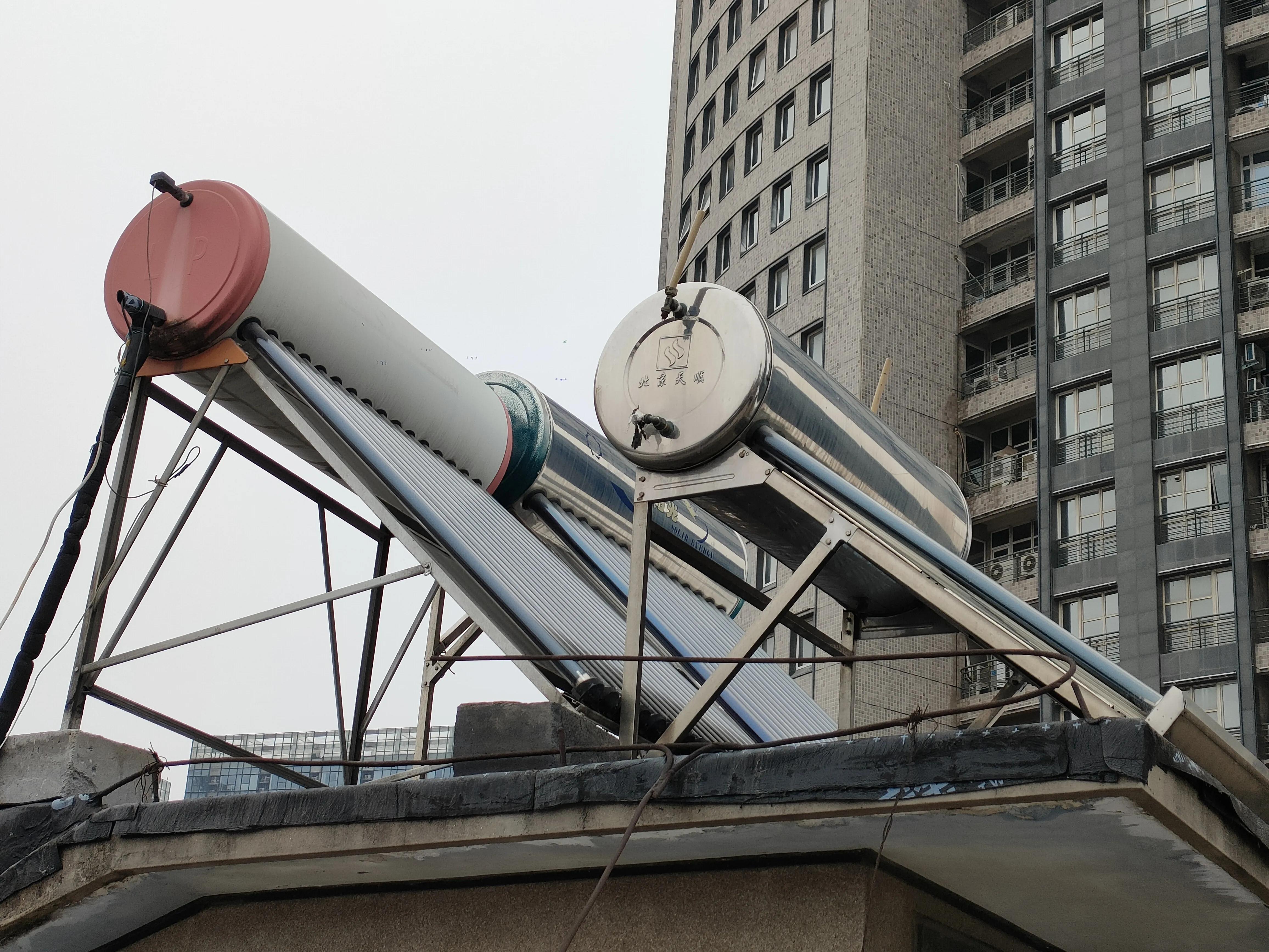 谁发明了太阳能热水器真空玻璃集热管？原理是什么？