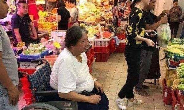 58岁周星驰满头白发，67岁洪金宝坐轮椅，而他73潇洒依旧