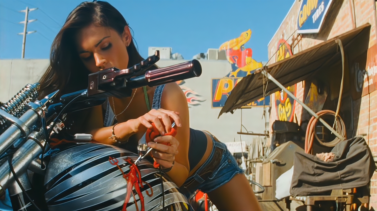 变形金刚女郎：拥有玛丽莲梦露般的脸和身材，却败在了低情商上