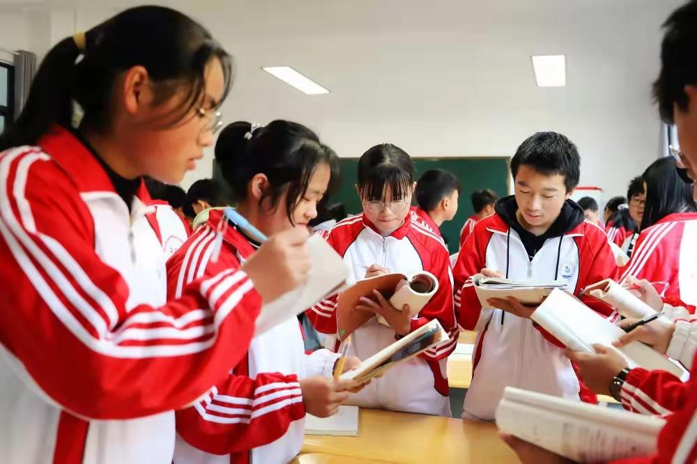 云南省的“王牌”高中，位于普通县城，一本升学率超过80%