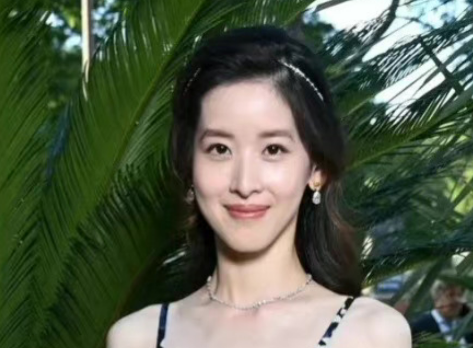 章泽天出席珠宝晚宴，太阳穴凹陷大变样，穿7千元鞋子显寒酸