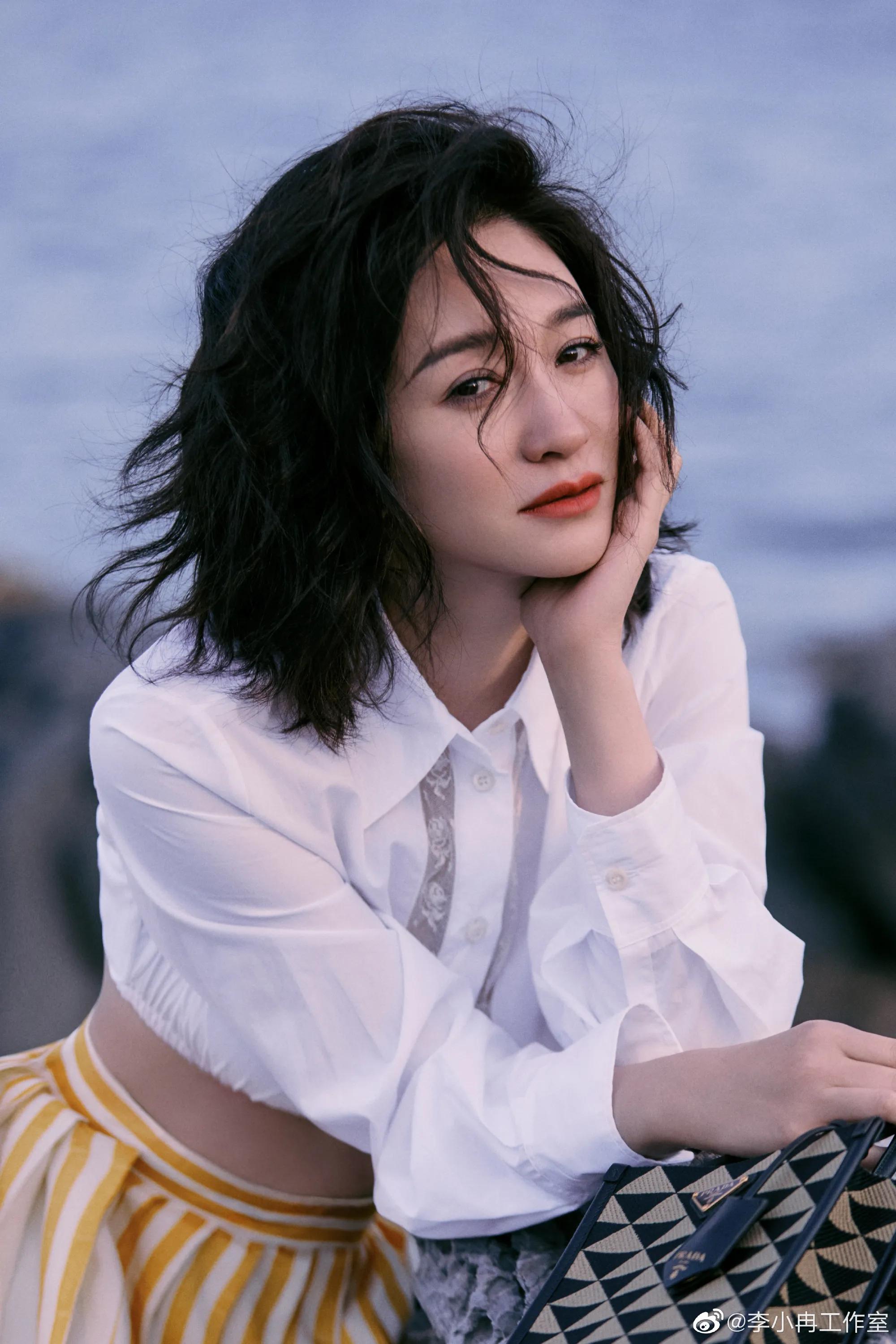 李小冉海岸礁石质感大片