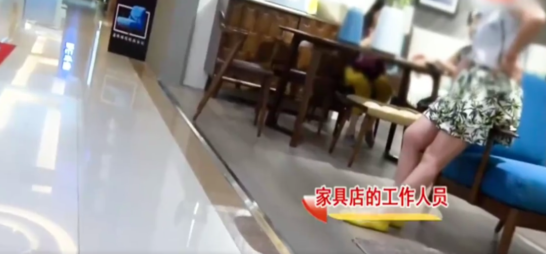 老人将房子给外甥女，瘫痪后求当老板的女儿养老，女儿：不认识他