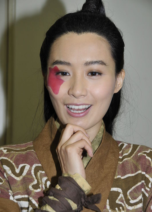 新版《钟无艳》黄梦莹美出天际 扮丑被说不用心学鞠婧祎蒋勤勤