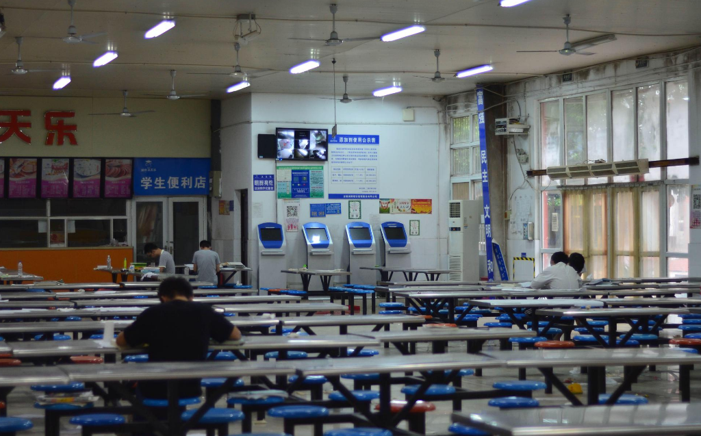 高校食堂出现“天花板”，英语单词成为亮点，食堂大妈手不抖了