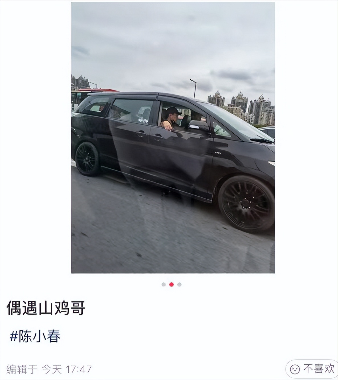 陈小春乘百万豪车出行被偶遇，一脸高冷坐副驾驶抽烟，大佬范十足