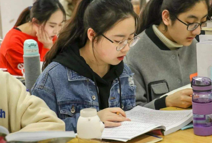 如果家里没人脉、没背景，尽量不要选这3个专业，实现就业很难