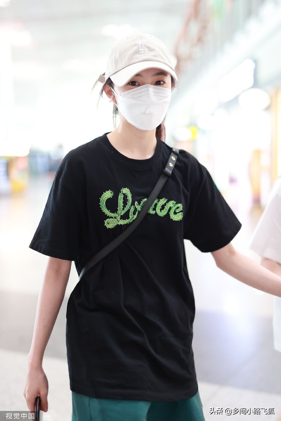 刘浩存现身机场穿搭清爽 与粉丝签名挥手亲切感十足