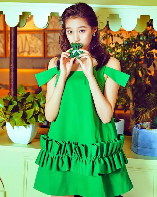 关晓彤是流入人间的仙子吧,穿原谅绿显得皮肤真白,但眼袋有点重