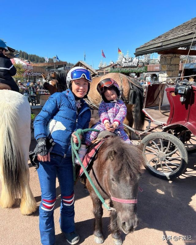 前TVB宫女和百亿老公女儿周游列国 去法国滑雪庆生再去意大利看海