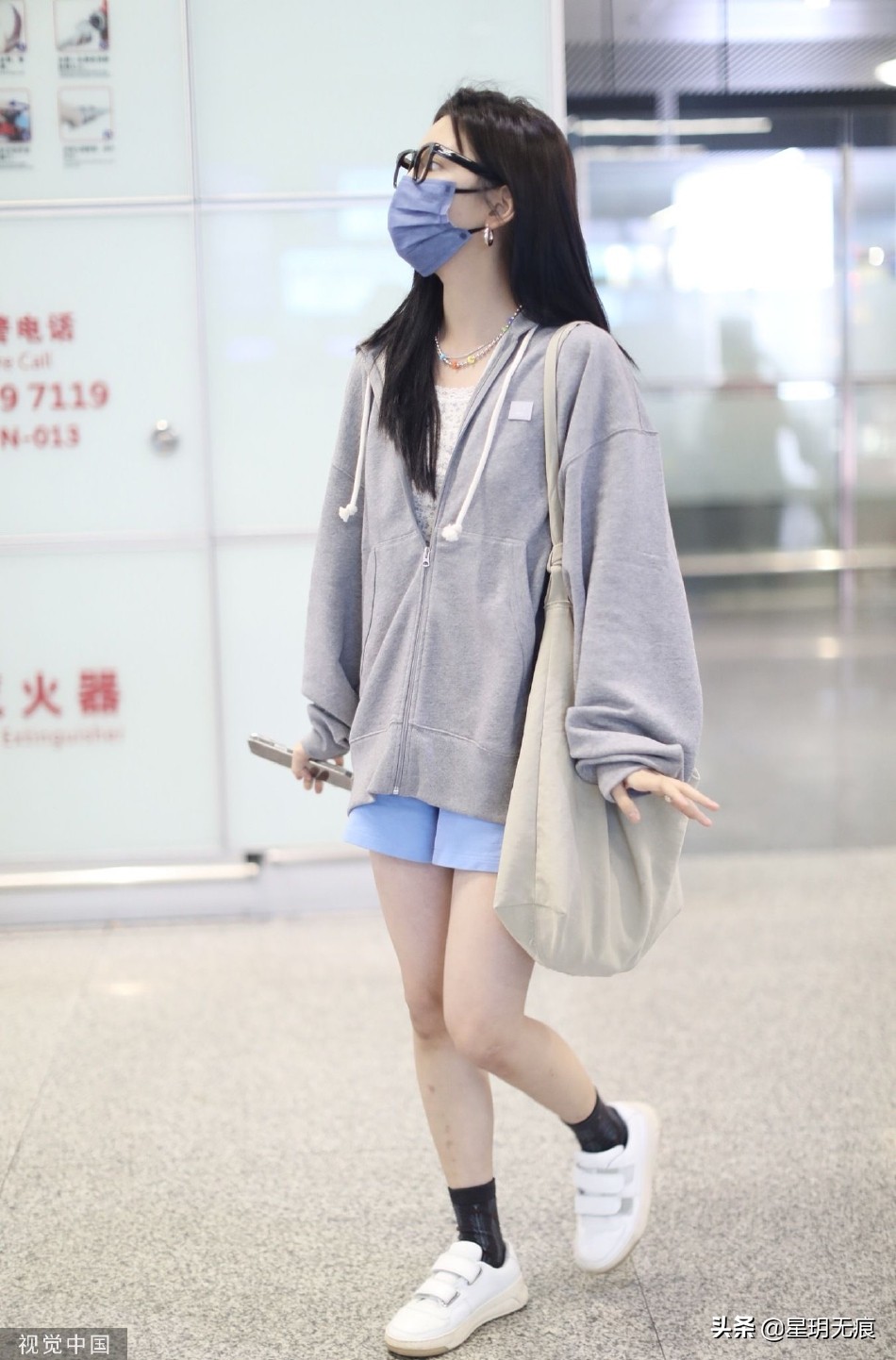 章若楠长发披肩现身机场 戴边框眼镜搭灰色外套休闲舒适
