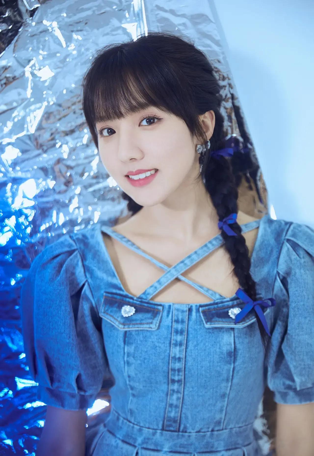 金晨少有的粉色西服套裙干练有型，杨幂彩虹针织毛衣温婉典雅