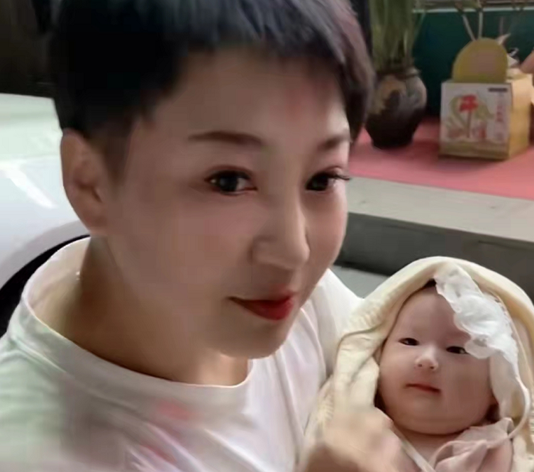 杨树林老婆胖丫被曝生二胎，抱婴儿母爱满满，出狱后靠卖水果维生