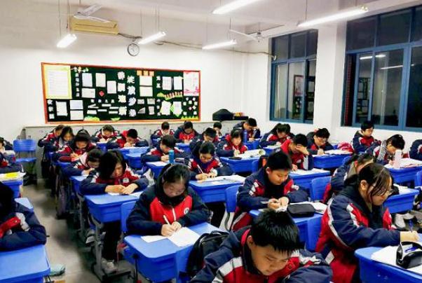 老师拖堂，女生因内急说一句“快走”遭体罚，涉事老师已被开除