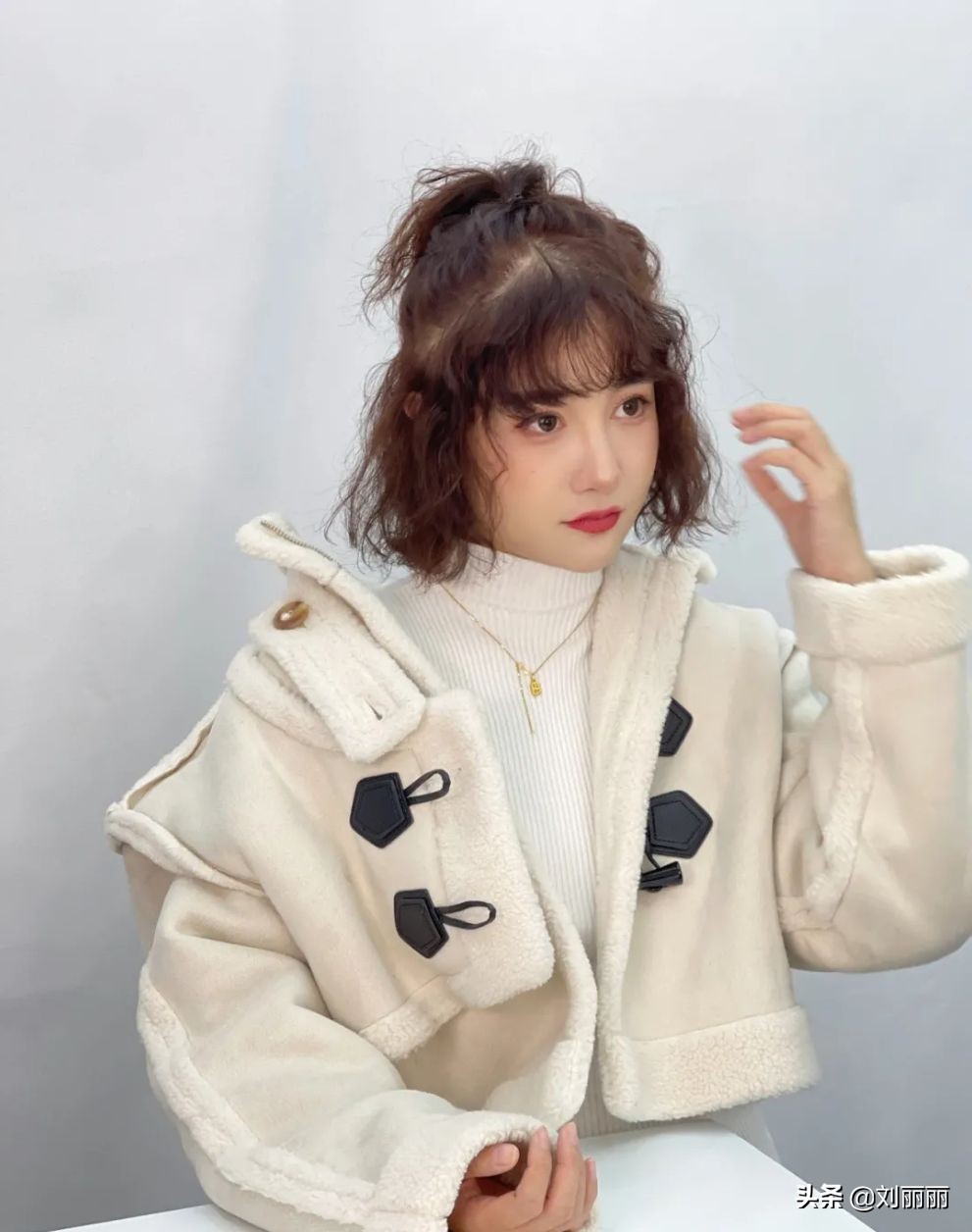 头发细软少发型怎么选？烫小卷就对了，不论长短都很美