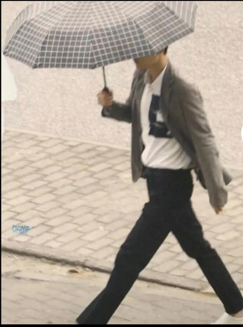肖战劈叉式走路，腿长了不起，走在街上没人搭讪的原因