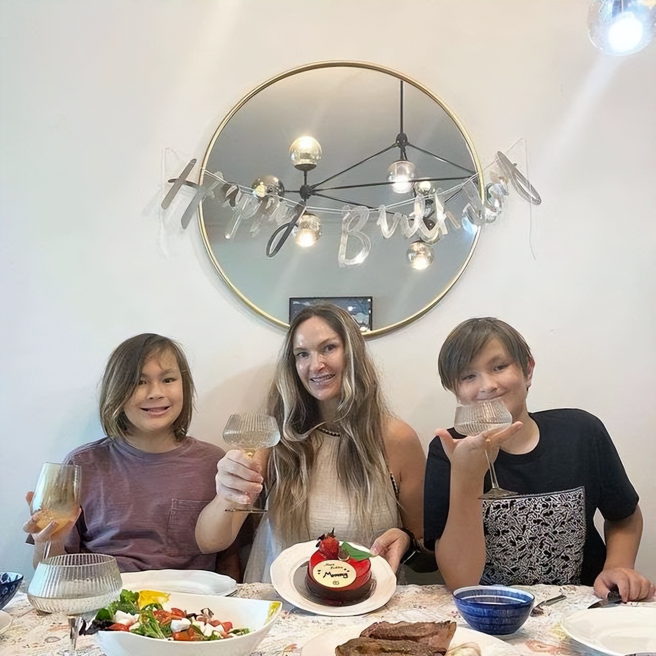 74歲的許冠傑看似輕鬆曬全家福！