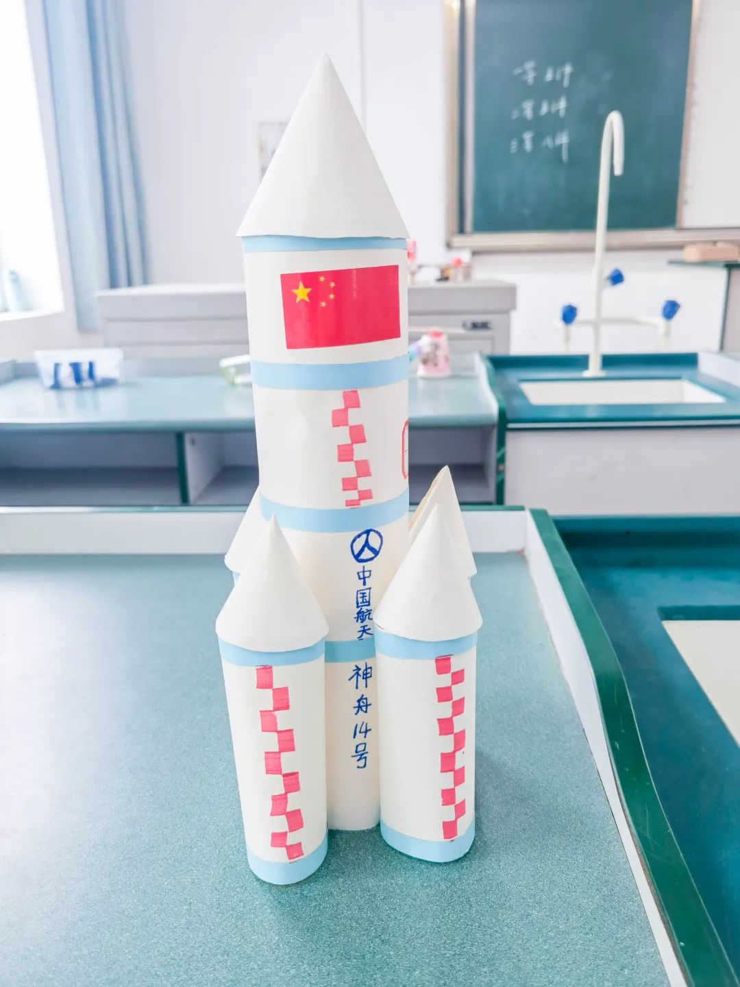 黄甲小学开展“人人参与科技节，我的科技节我做主”科技节活动