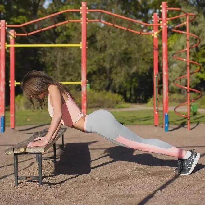 第一眼你会认为她是哪位明星？拥有明星脸及让明星都害怕的身材