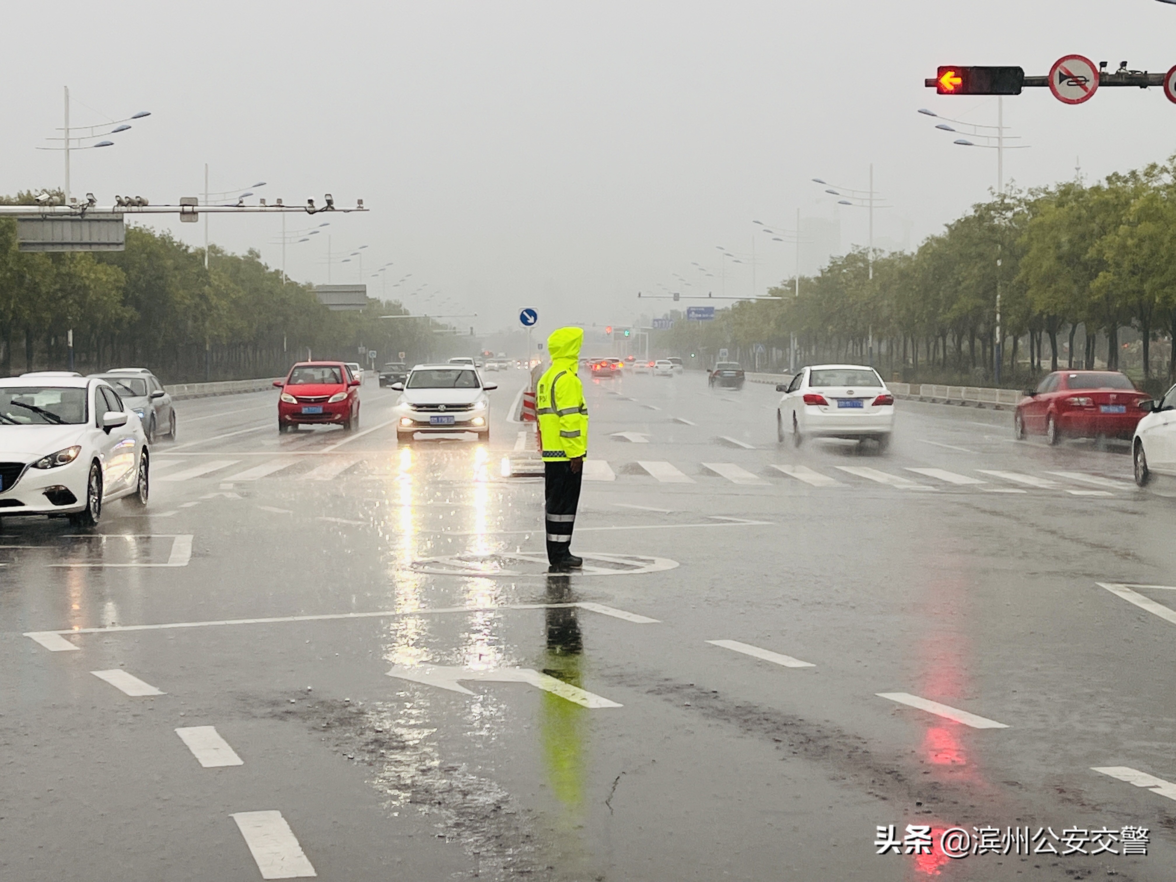 从黑夜到黎明 滨州交警严防死守应对暴雨恶劣天气