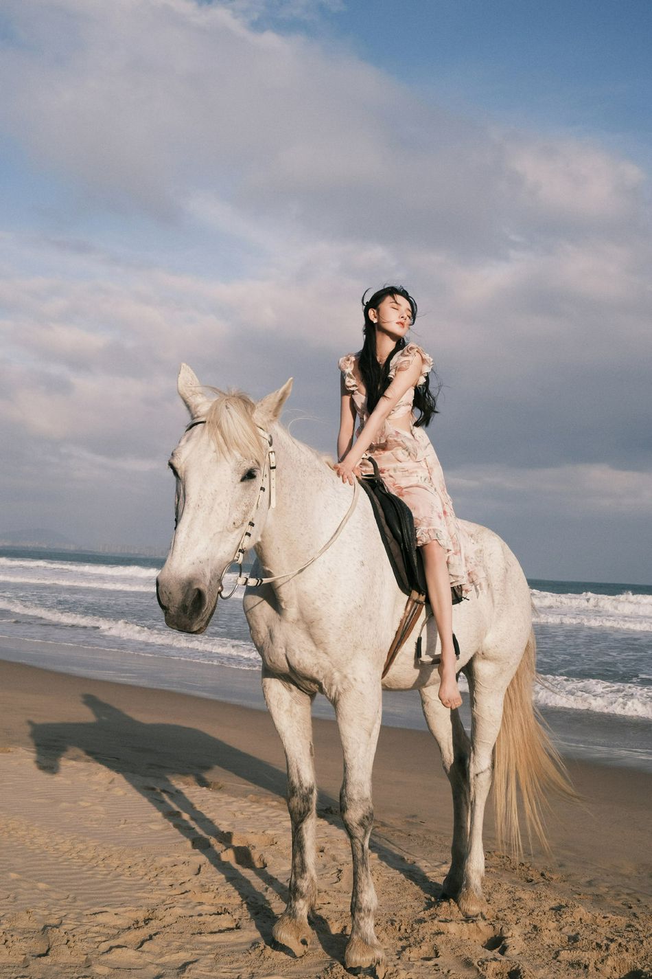宋祖儿骑马漫步海岸仿佛精灵少女