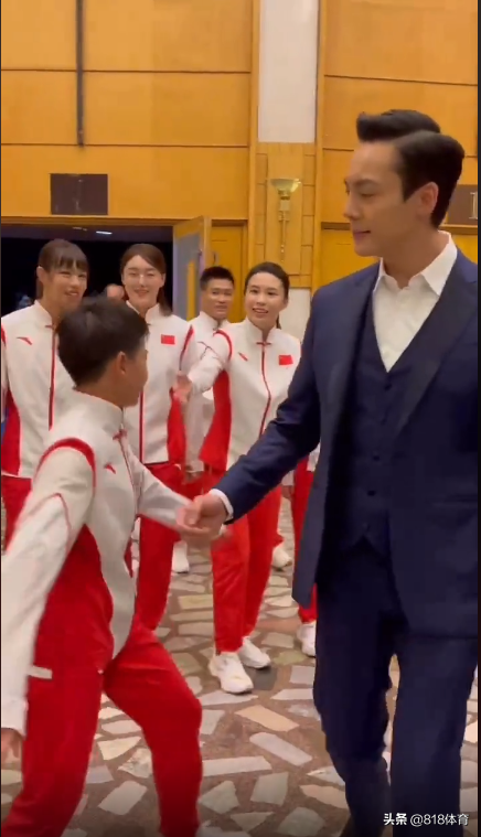 陈伟霆:全红婵是团宠大家很疼她,聊着聊着走错了方向被师姐叫回去