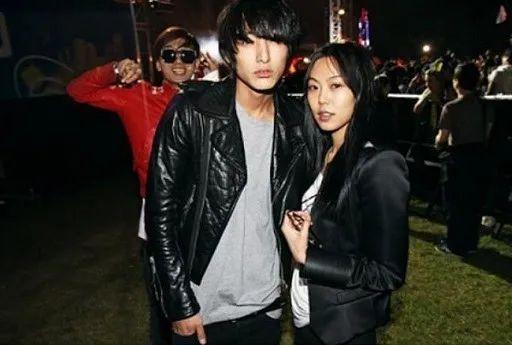 过了一段时间金敏喜和小自己6岁的李洙赫相恋,李洙赫长得非常好看